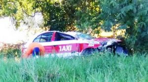 Taxista lesionado en aparatosa volcadura en Martínez de la Torre