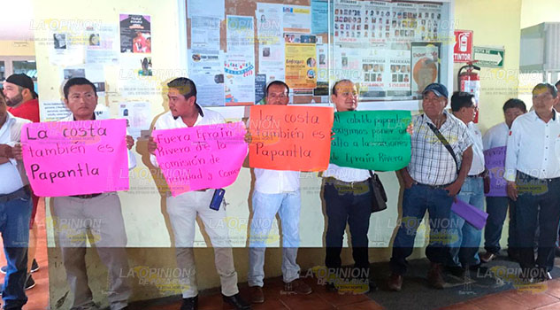 Taxistas se manifiestan en contra de regidor comisionado en vialidad en Papantla Taxistas se manifiestan en contra de regidor comisionado en vialidad en Papantla