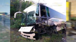 Tráiler choca contra autobús de pasajeros que tenían como destino Poza Rica Tráiler choca contra autobús de pasajeros que tenían como destino Poza Rica