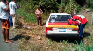 Tráiler saca a un taxi de la carretera Tuxpan - Tampico Tráiler saca a un taxi de la carretera Tuxpan - Tampico