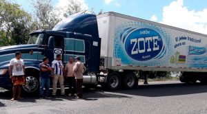 Tráiler saca a un taxi de la carretera Tuxpan - Tampico Tráiler saca a un taxi de la carretera Tuxpan - Tampico