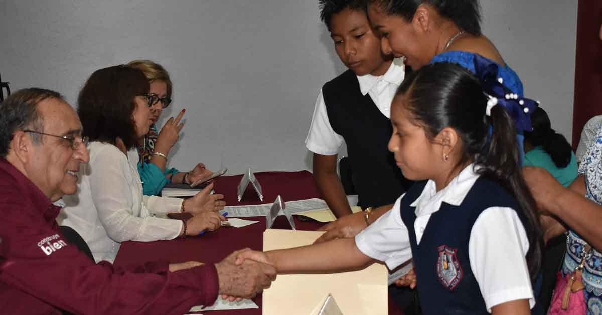 Reconocen apoyo de Javier Velázquez a la educación