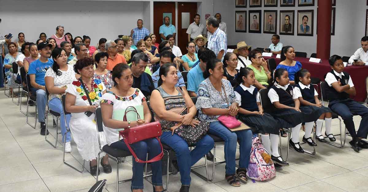 Reconocen apoyo de Javier Velázquez a la educación