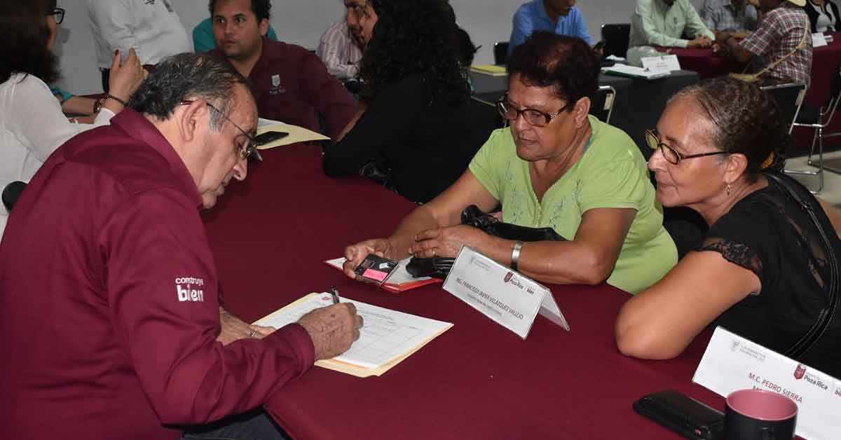 Reconocen apoyo de Javier Velázquez a la educación