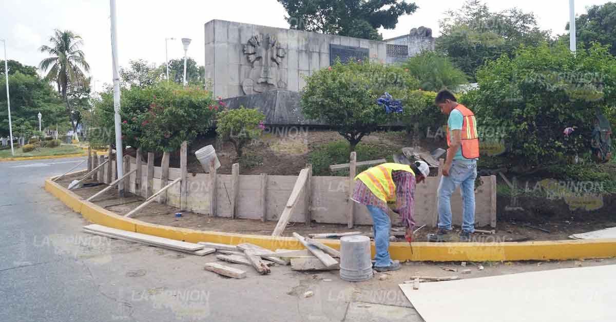 Gobierno de Poza Rica construye banqueta peatonal en monumento a Los Caídos