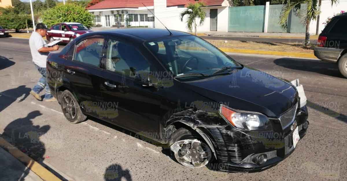 Choca en dos ocasiones contra dos postes de concreto, en Poza Rica