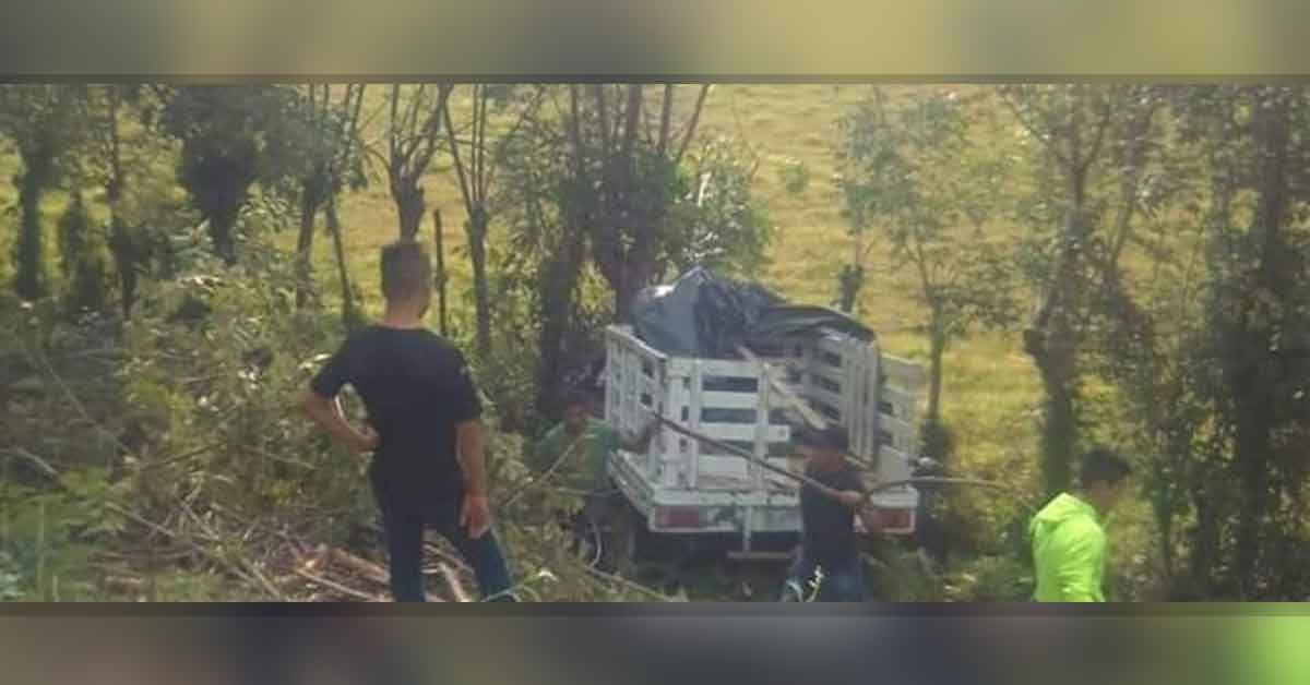 Camioneta se va al barranco en Huitzitzilingo