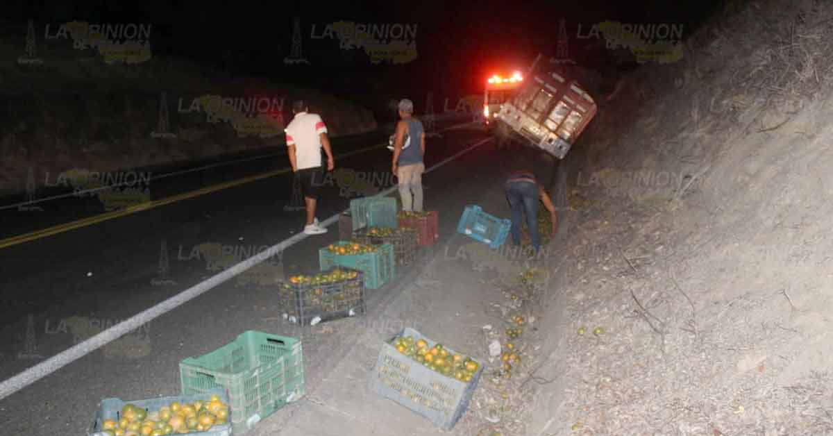 Camioneta se salió de la carretera, a punto de volcar estuvo sobre la Totomoxtle-Tihuatlán.