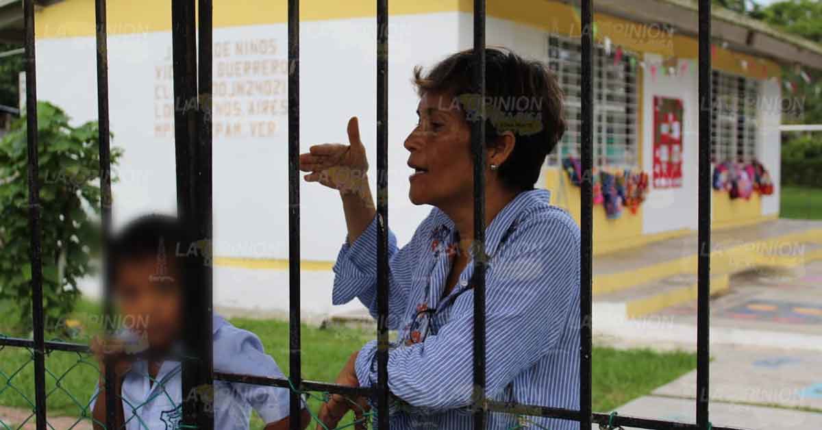 Canal de aguas negras contamina un kínder en Tuxpan