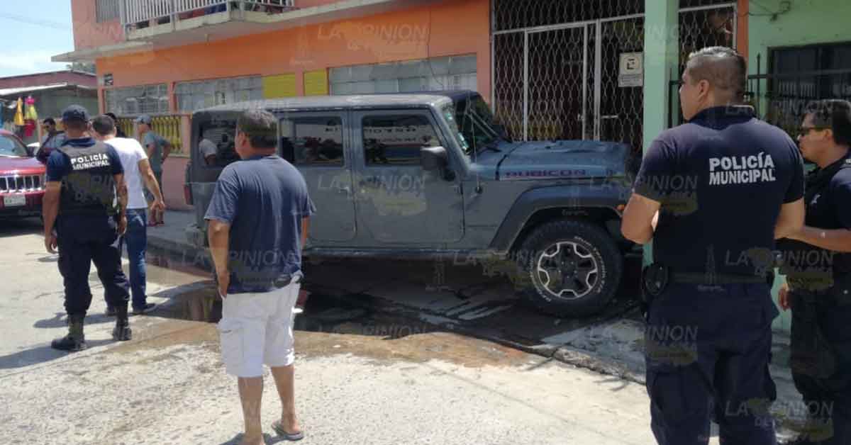 Aparatoso choque deja joven lesionada en Tuxpan
