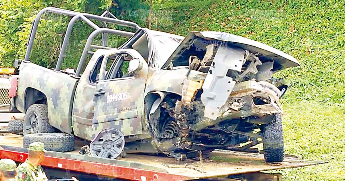 Vuelca convoy militar en la autopista La Tinaja - Cosoleacaque