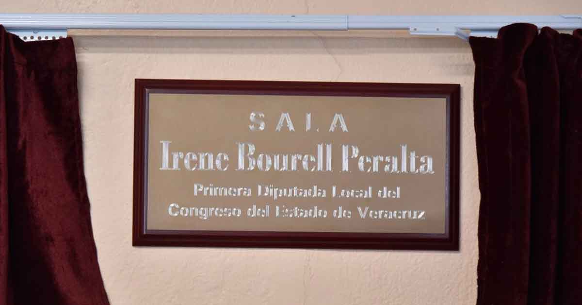 Develan placa en honor a Irene Bourell Peralta, primera legisladora veracruzana