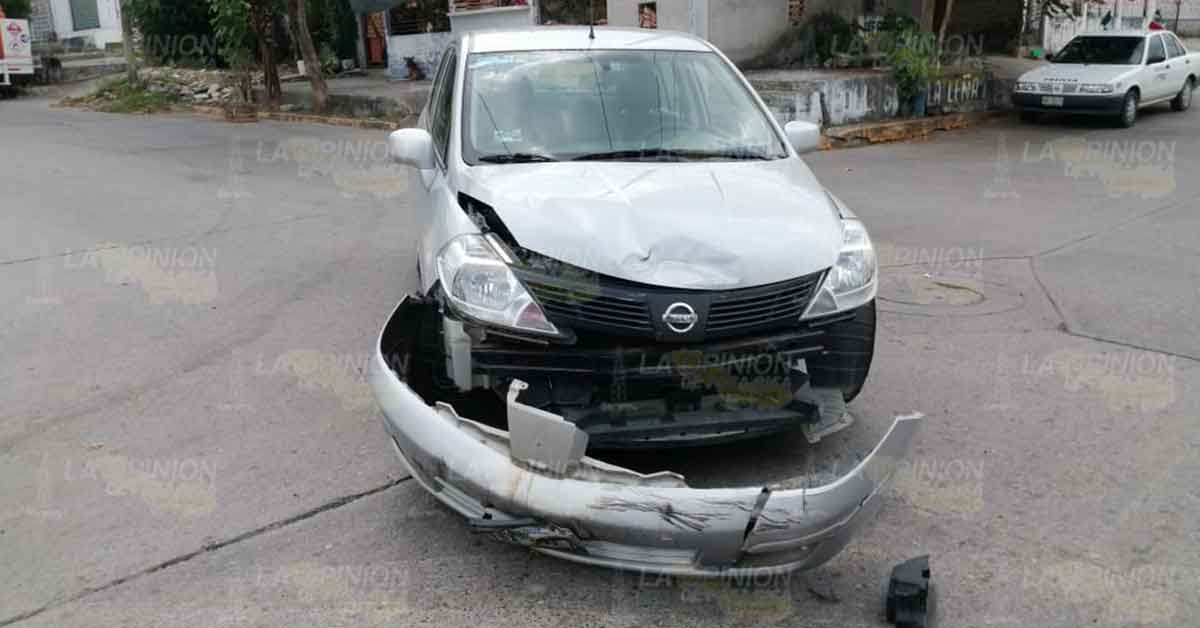 Desbarata carro al pasarse un alto en la colonia Chapultepec