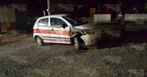 Ruletero choca contra camioneta estacionada, en Poza Rica