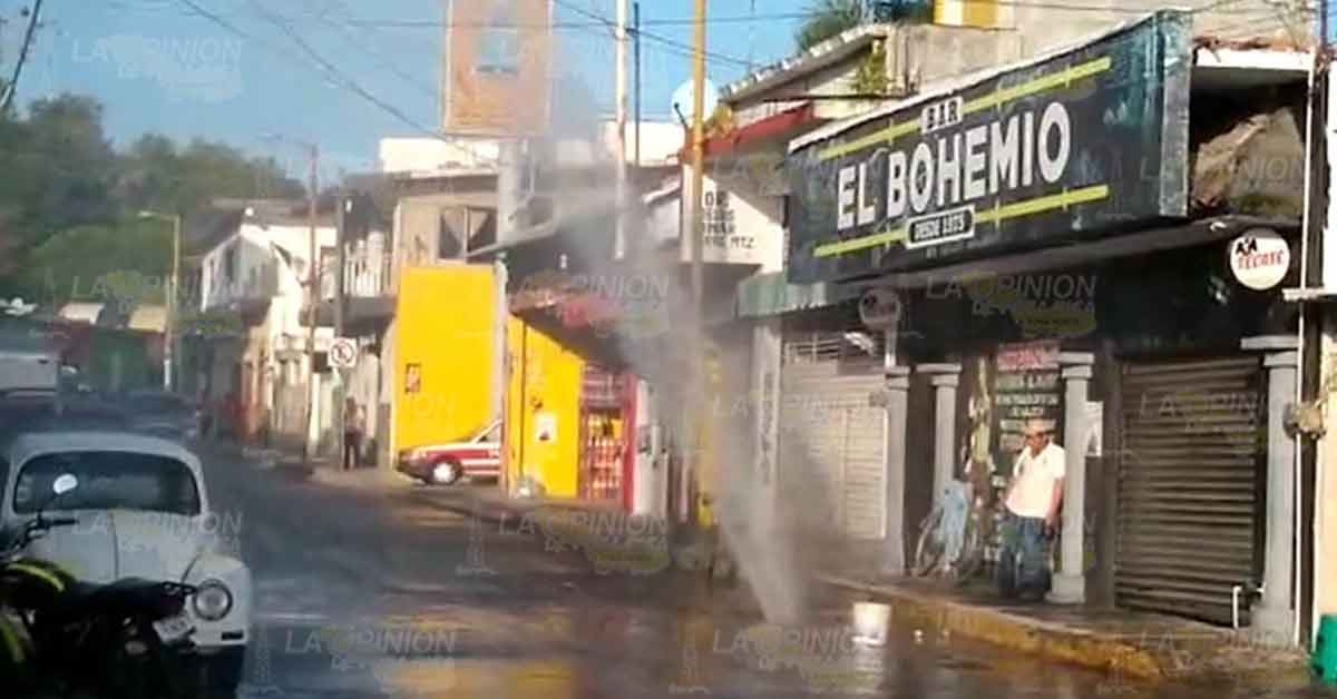 Enorme fuga de agua en la Juárez, en Gutiérrez Zamora