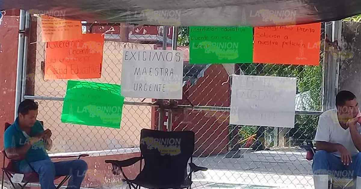 En Tempoal, padres de familia de la Revolución Verde toman Kínder por la falta de maestro