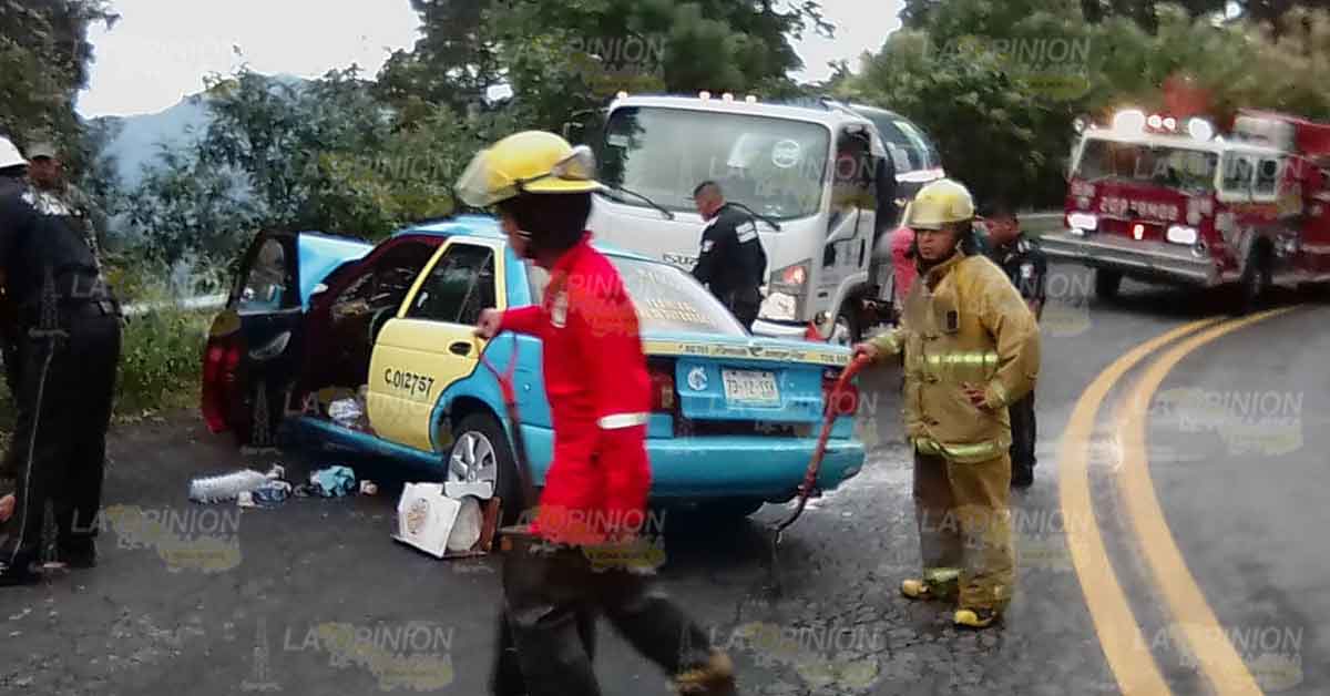 Chocan pipa y taxi en la carretera federal México-Tuxpan; hay dos lesionados