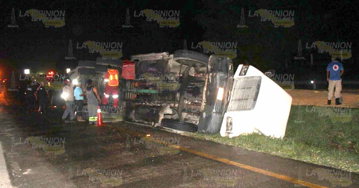 Vuelca tráiler en la autopista México-Tuxpan