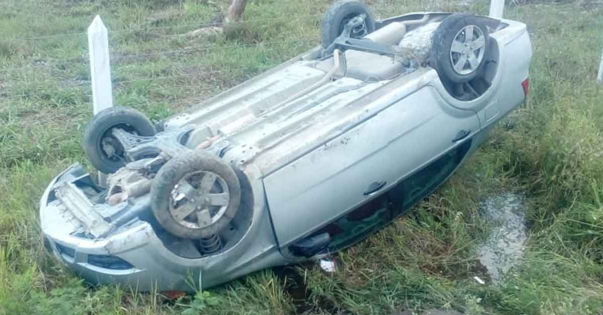 Vuelcan en la carretera El Chote-Espinal y viven de milagro