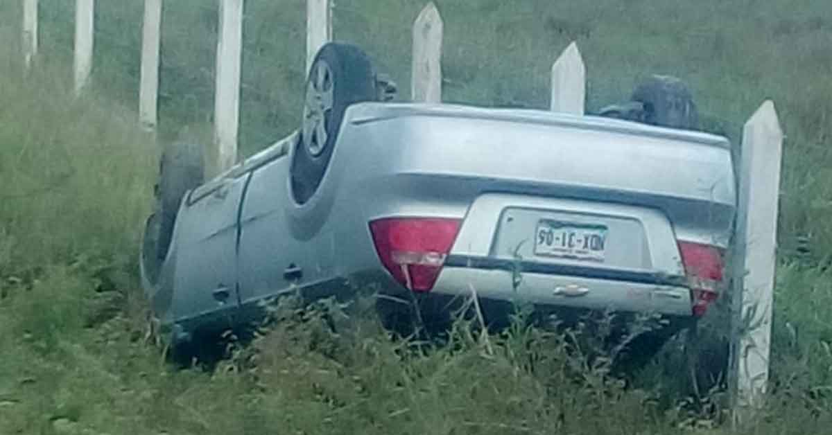 Vuelcan en la carretera El Chote-Espinal y viven de milagro