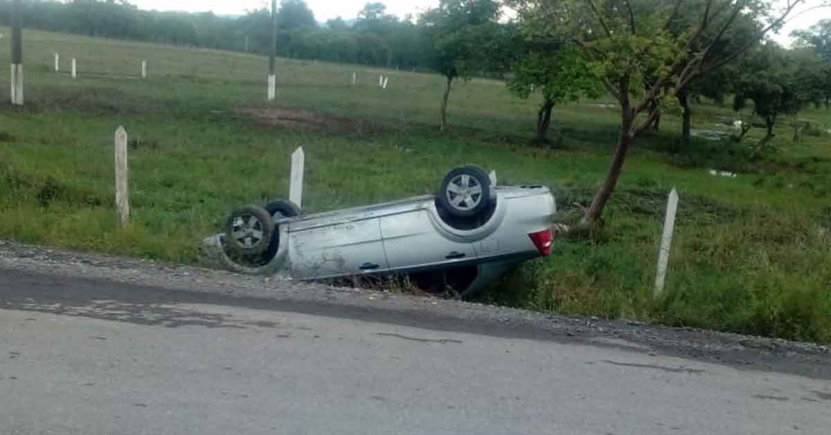 Vuelcan en la carretera El Chote-Espinal y viven de milagro