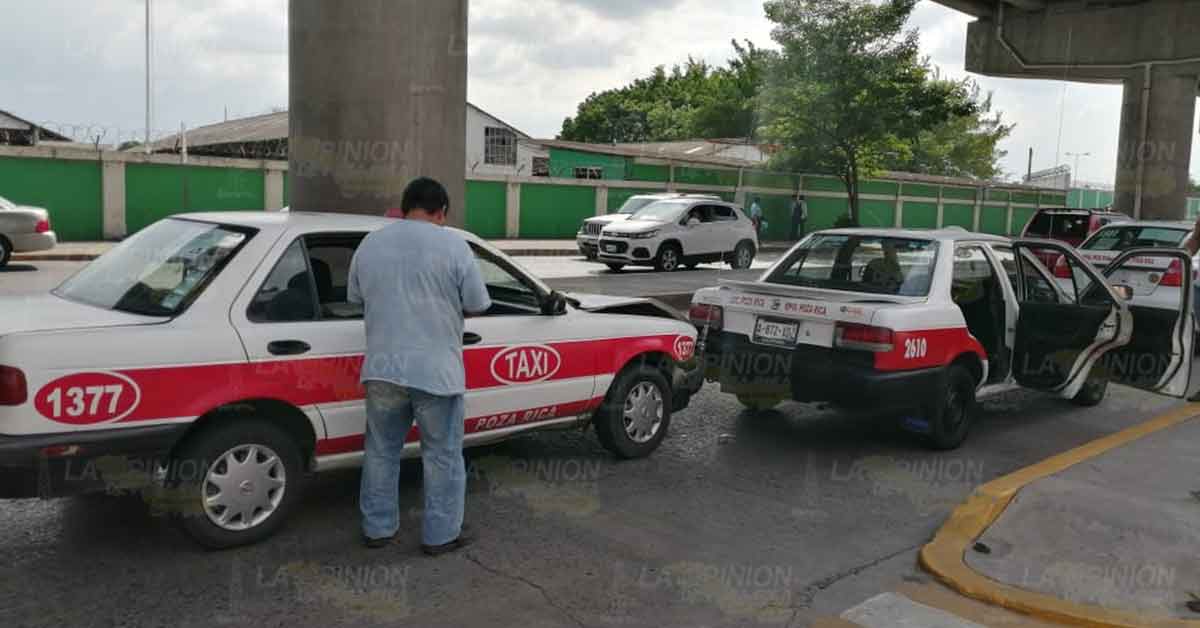 Por no guardar distancia, taxi choca dejando a pasajera herida