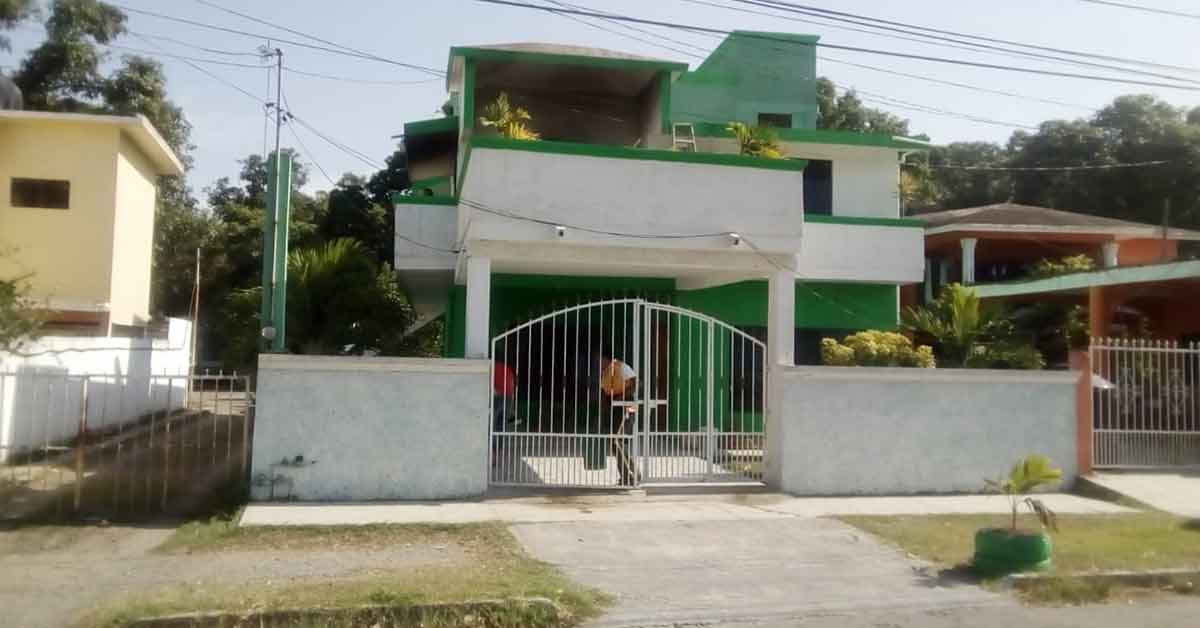 Fuego arrasa vivienda en la Aviación