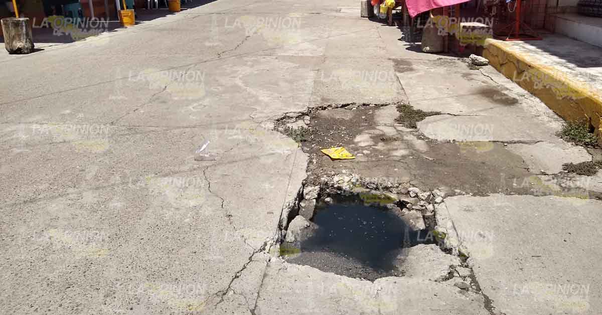 Se quejan automovilistas por hundimientos en varias calles de Tecolutla