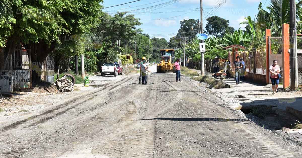 Supervisan la construcción de la carretera a Tlapacoyan -Paso Real