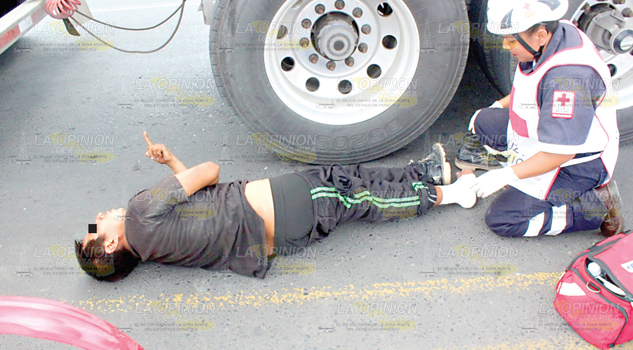 Se arrojó a las llantas de un tráiler, ya no quiere vivir
