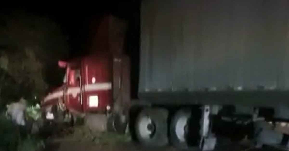 Vuelca tráiler en la Tuxpan-Tampico