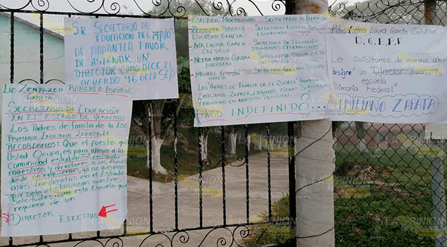 Padres de familia toman escuela en Pueblillo