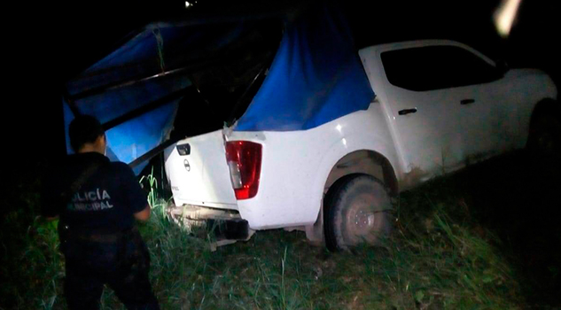 Camioneta de mixto rural se va a un barranco en Naranjos