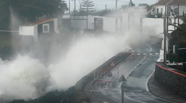 Huracán Lorenzo golpea islas Azores; provoca cortes de electricidad