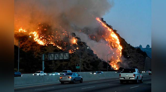 Incendios provocan devastación en California; 200 mil personas han sido evacuadas