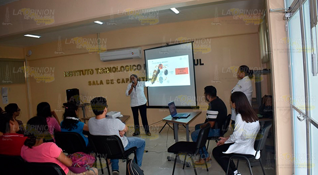 Les hablan sobre el dengue a estudiantes de Cerro Azul