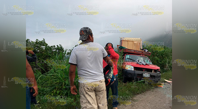 Camión impacta a camioneta en el Puente el Remolino