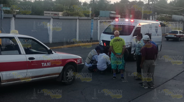 Taxi embiste a mujer en Cerro Azul