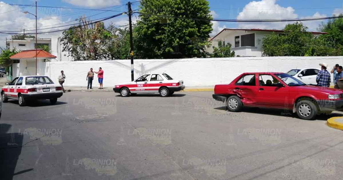 Choca contra dos taxis en Las Vegas, en Poza Rica