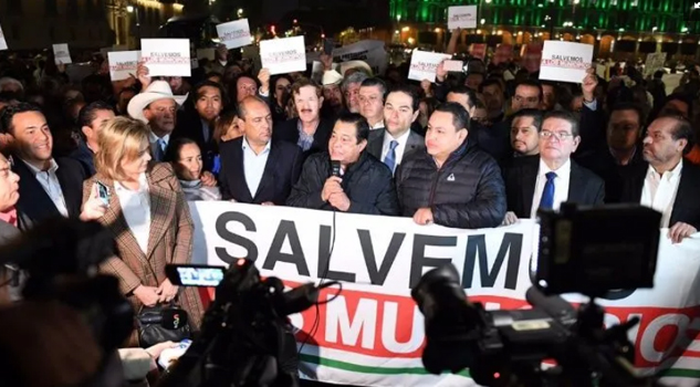 Alcaldes del País protestan afuera de Palacio Nacional; piden más recursos