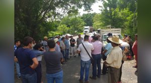 Bloquean carreteras a PEMEX en Venustiano Carranza