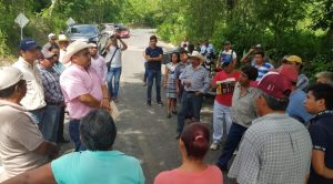 Bloquean carreteras a PEMEX en Venustiano Carranza