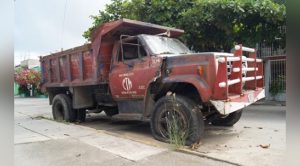 Llaman a ciudadanos a retirar “autos maceta” de la vía pública en Poza Rica