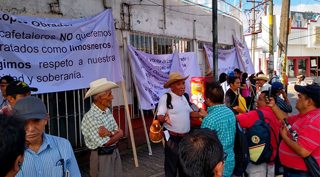 Cafeticultores de Coatepec realizaron marcha pacífica a Plaza Lerdo en Xalapa Cafeticultores de Coatepec realizaron marcha pacífica a Plaza Lerdo en Xalapa