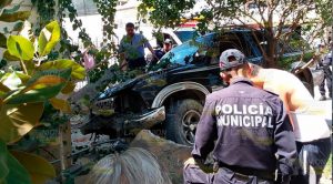 Camioneta terminó dentro de un domicilio de la colonia Juárez de Huejutla Camioneta terminó dentro de un domicilio de la colonia Juárez de Huejutla