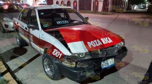 Chocan en la avenida 20 de noviembre de Poza Rica, taxi queda destrozado
