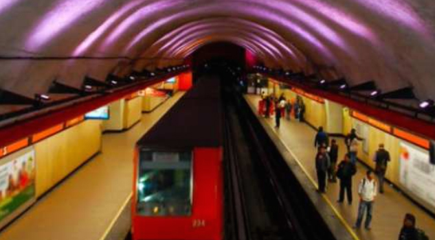 ¡Ojo! Criminales usan a niña para robar celulares en el Metro