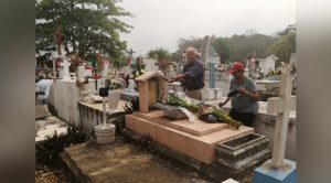 Desdeñan uso de arena en floreros de panteones