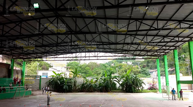 Domo en secundaria de Papantla presenta daños en su estructura Domo en secundaria de Papantla presenta daños en su estructura