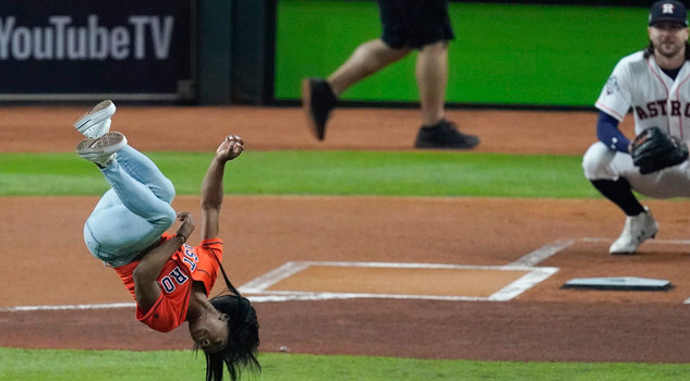 Simone Biles enloquece al mundo con su lanzamiento en la Serie Mundial